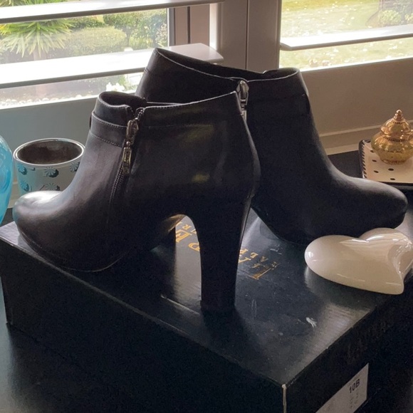 RALPH LAUREN NWOT BLACK LEATHER BOOTIE SIZE 10 - Picture 2 of 7